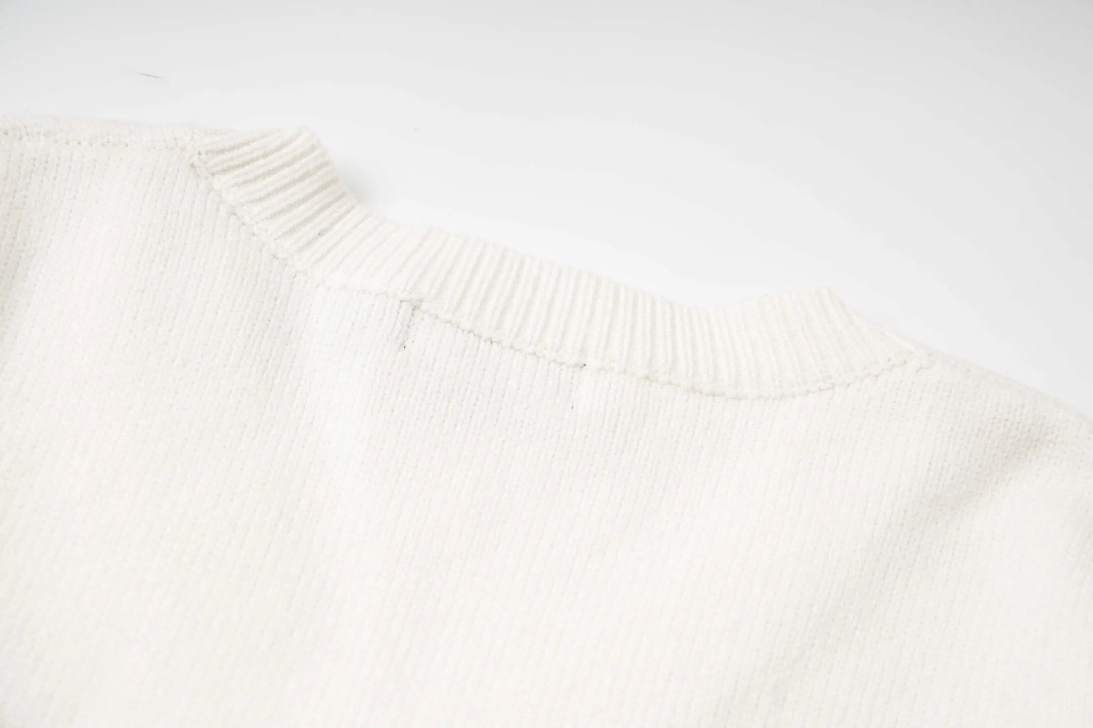 P210 Style number: Y197 Ralph Lauren men's crew neck sweater men's hemp flower original collar sweater. The version is really good-looking. It can be worn alone or as a jacket to be worn inside or outside. The upper body shows personal fashion charm. Four colors are available. The same style for men and women. A must-see item for new summer products. Tag, hanging grain, washed, packaging bag, full set of accessories. Very good appearance. Super exquisite workmanship. Size: S-XL